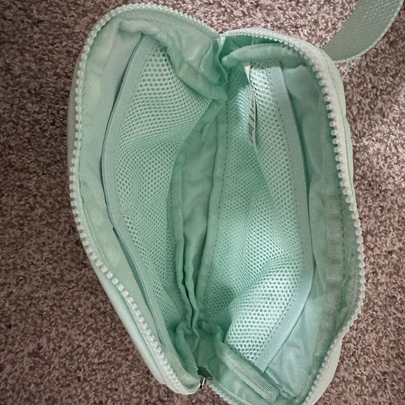 Everywhere Belt Bag lululemon, used once. Excellent condition. - Picture 2 of 2